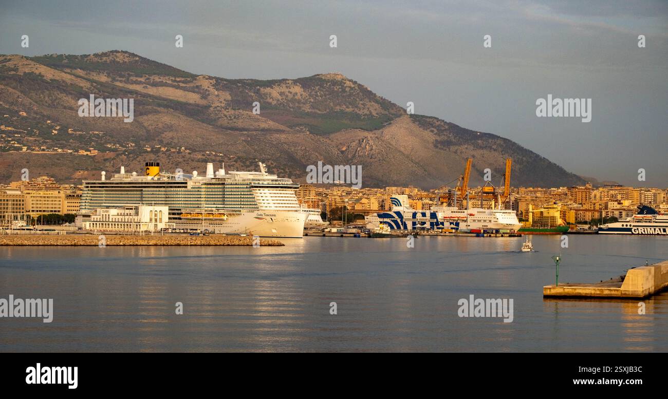 PALERMO, ITALIA - 24 ottobre 2024: Navi da crociera e traghetti a Palermo Italia Foto Stock