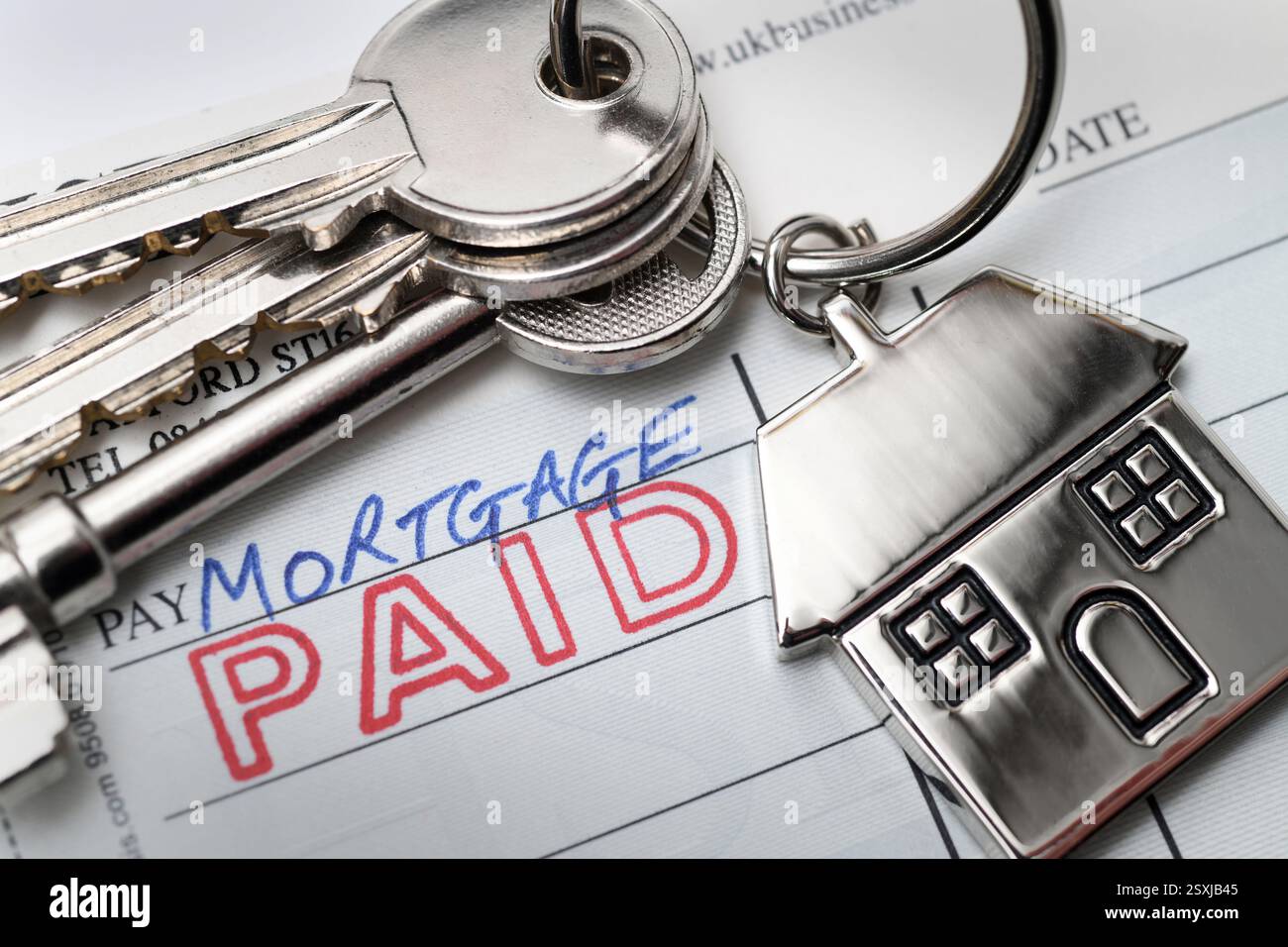 IPOTECA PAGATA SU LIBRETTO CON LE CHIAVI DELLA CASA I MUTUI PER GLI ACQUIRENTI DI CASE RISPARMI PENSIONISTICI ETC UK Foto Stock