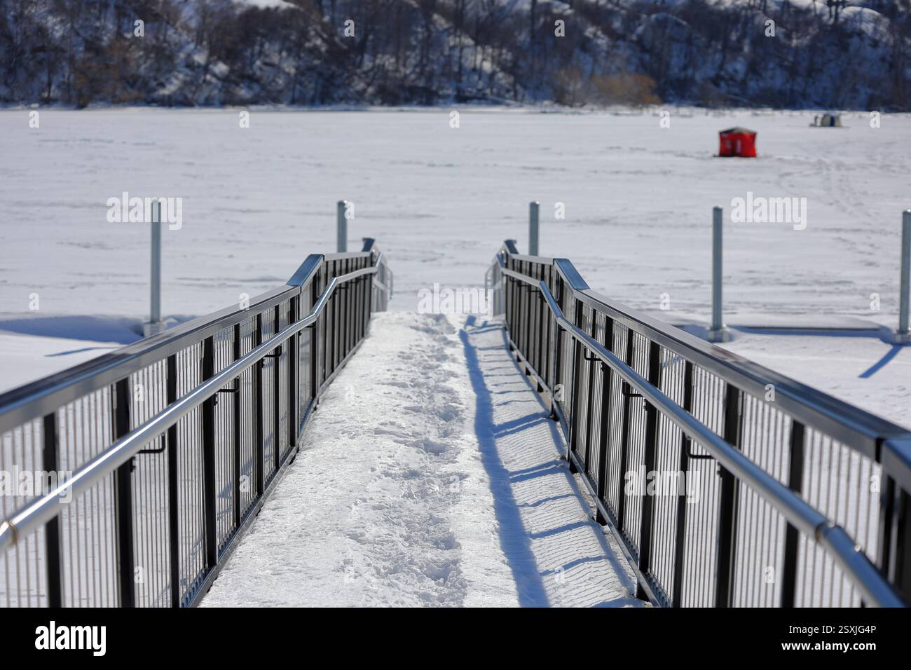 Il molo che conduce al bordo dell'acqua ghiacciata fornisce l'accesso ai pescatori di ghiaccio Foto Stock
