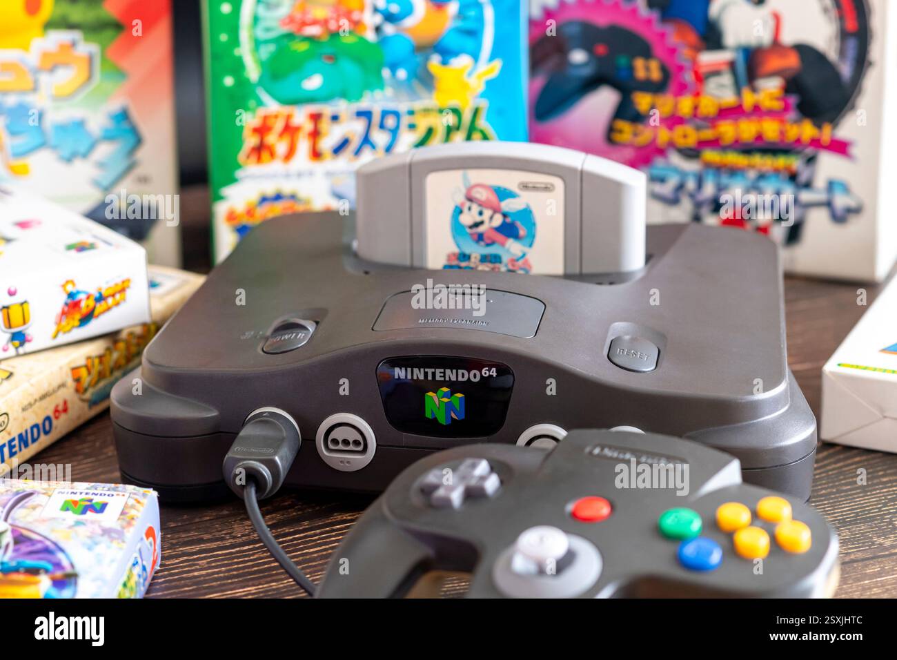 Fukuoka, Giappone - 2 gennaio 2025: nintendo N64 e varie cartucce di gioco di successo su un tavolo di legno Foto Stock