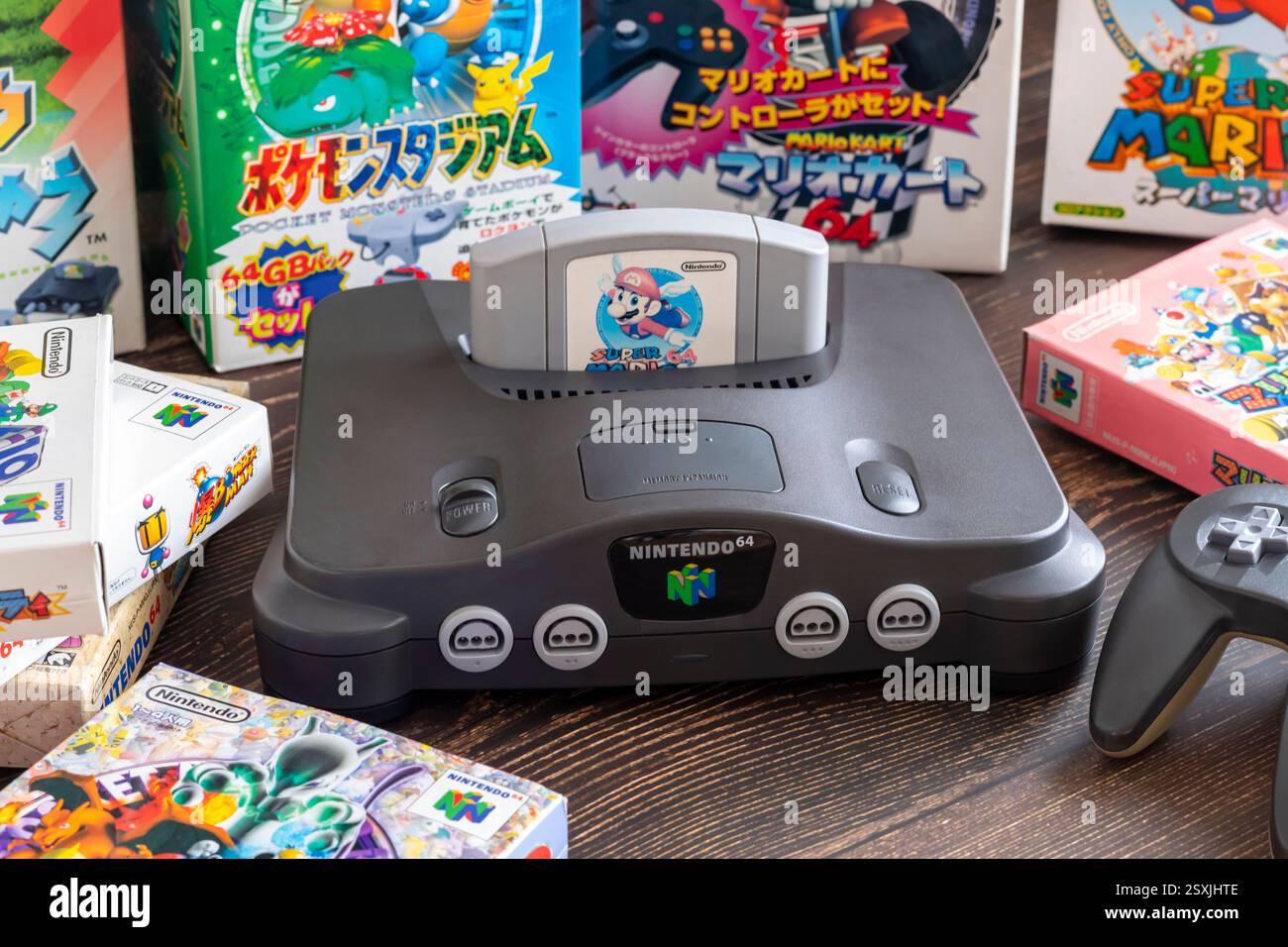 Fukuoka, Giappone - 2 gennaio 2025: nintendo N64 e varie cartucce di gioco di successo su un tavolo di legno Foto Stock