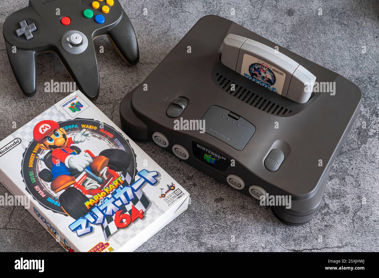 Fukuoka, Giappone - 3 gennaio 2025: Il famoso gioco Mario Kart 64 per nintendo 1996 è stato inserito nella console originale per videogiochi nintendo N64 e ha una truffa Foto Stock