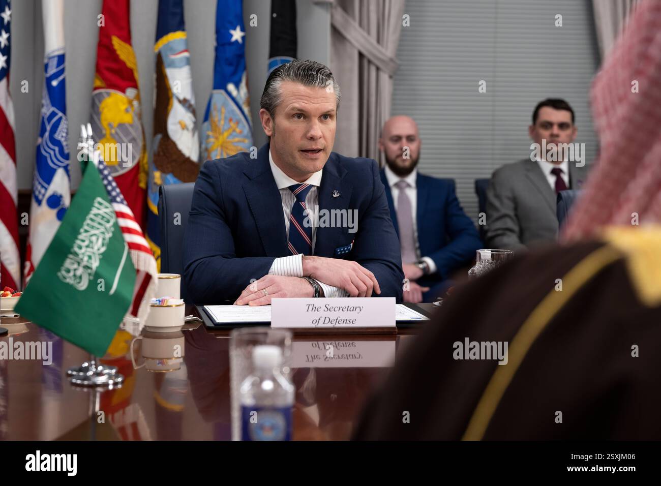 Il segretario alla difesa Pete Hegseth e il ministro della difesa dell'Arabia Saudita, il principe Khalid bin Salman al Sa'ud, partecipano a uno scambio bilaterale al Pentagono, Washington, D.C., 24 febbraio 2025. (Foto del DoD del sottufficiale della Marina degli Stati Uniti Alexander Kubitza di prima classe) Foto Stock