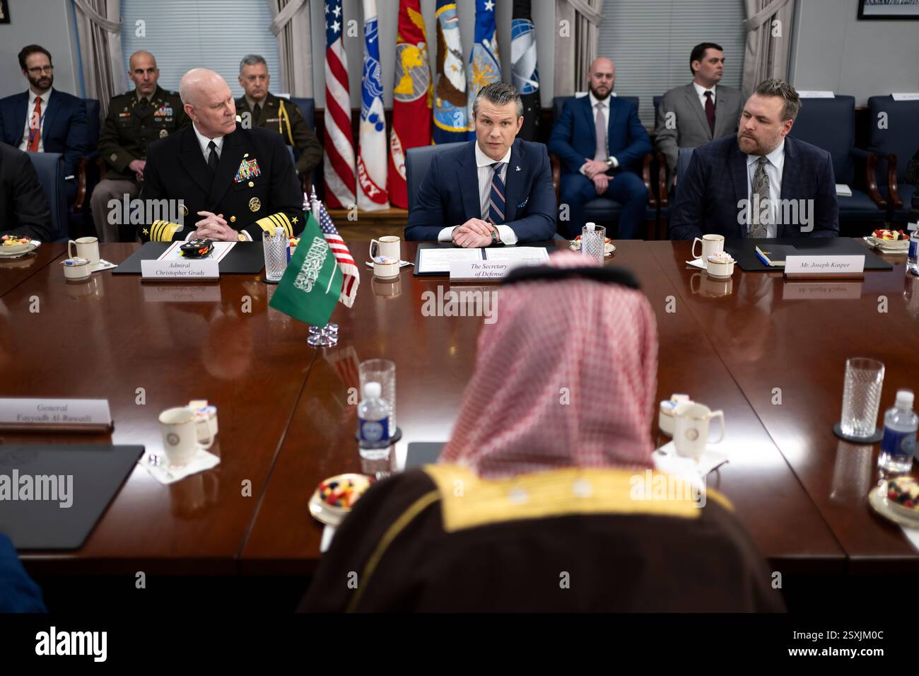 Il segretario alla difesa Pete Hegseth e il ministro della difesa dell'Arabia Saudita, il principe Khalid bin Salman al Sa'ud, partecipano a uno scambio bilaterale al Pentagono, Washington, D.C., 24 febbraio 2025. (Foto del DoD del sottufficiale della Marina degli Stati Uniti Alexander Kubitza di prima classe) Foto Stock