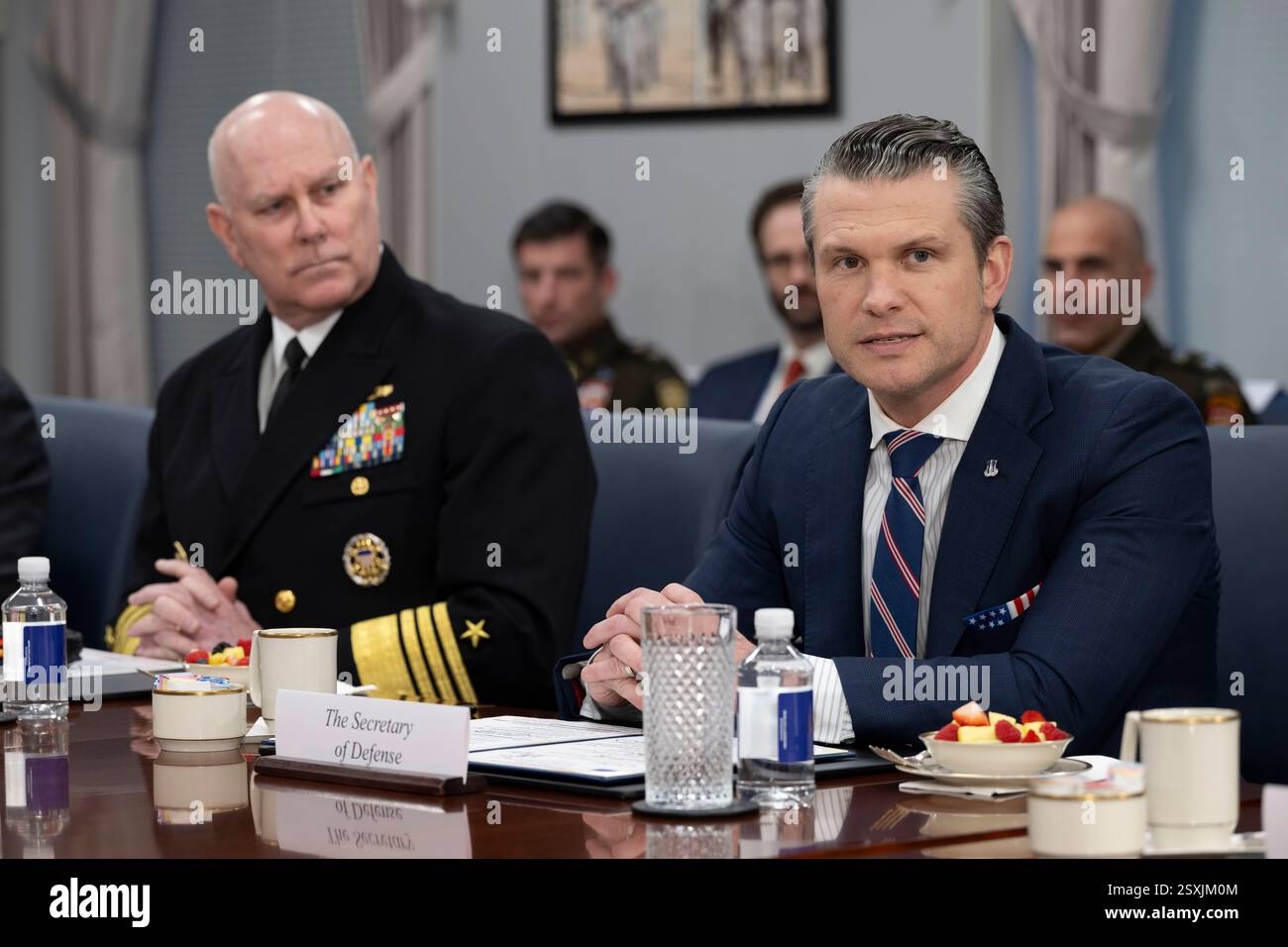 Il segretario alla difesa Pete Hegseth e il ministro della difesa dell'Arabia Saudita, il principe Khalid bin Salman al Sa'ud, partecipano a uno scambio bilaterale al Pentagono, Washington, D.C., 24 febbraio 2025. (Foto del DoD del sottufficiale della Marina degli Stati Uniti Alexander Kubitza di prima classe) Foto Stock