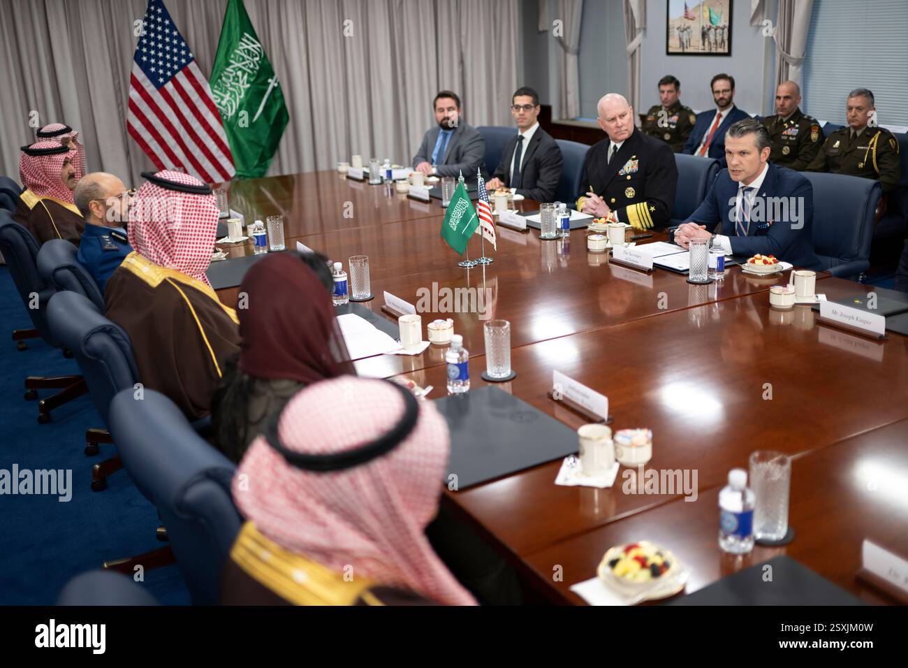 Il segretario alla difesa Pete Hegseth e il ministro della difesa dell'Arabia Saudita, il principe Khalid bin Salman al Sa'ud, partecipano a uno scambio bilaterale al Pentagono, Washington, D.C., 24 febbraio 2025. (Foto del DoD del sottufficiale della Marina degli Stati Uniti Alexander Kubitza di prima classe) Foto Stock