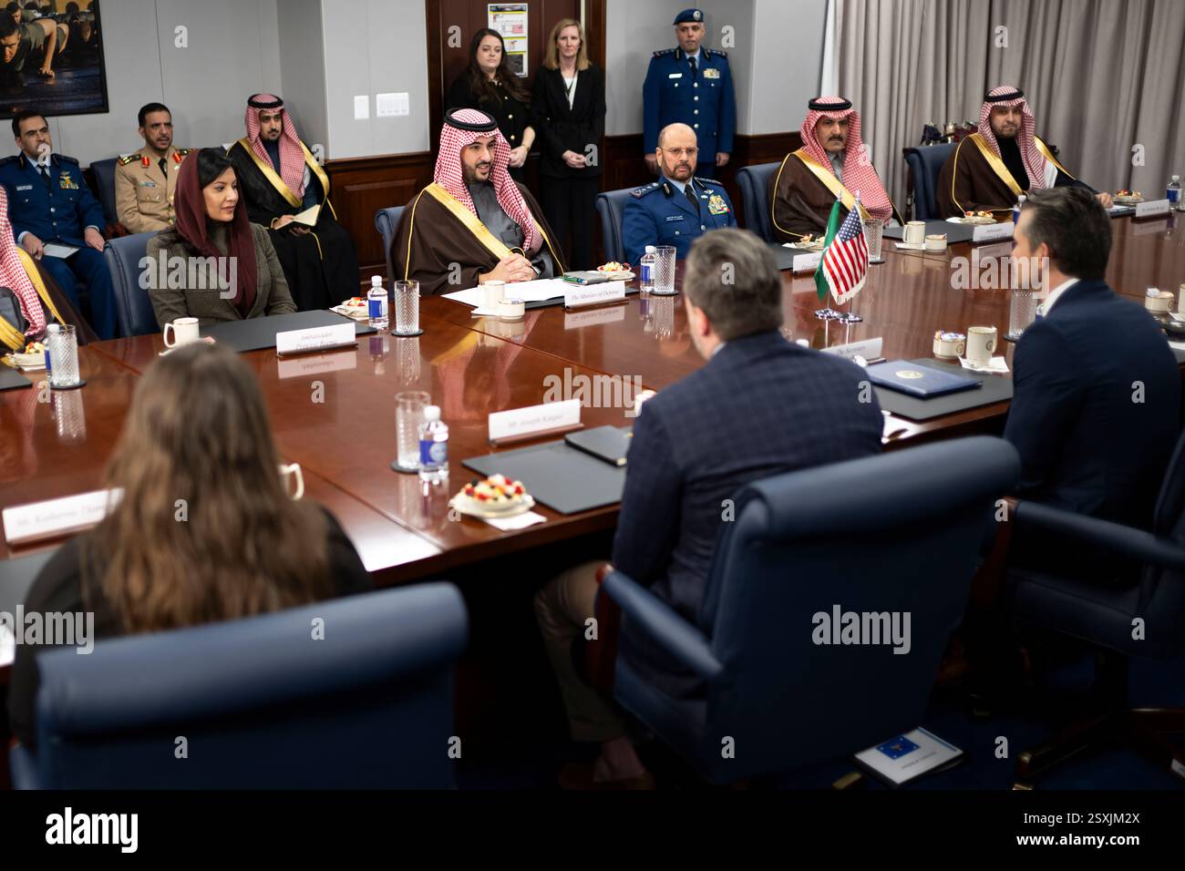 Il segretario alla difesa Pete Hegseth e il ministro della difesa dell'Arabia Saudita, il principe Khalid bin Salman al Sa'ud, partecipano a uno scambio bilaterale al Pentagono, Washington, D.C., 24 febbraio 2025. (Foto del DoD del sottufficiale della Marina degli Stati Uniti Alexander Kubitza di prima classe) Foto Stock
