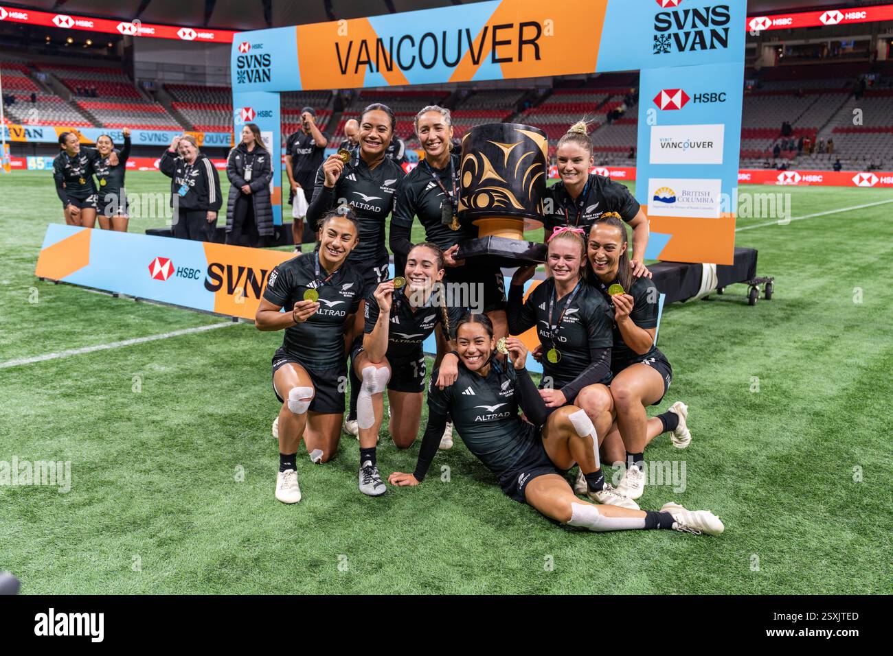 VANCOUVER, CANADA – 23 FEBBRAIO 2025: Foto di gruppo delle giocatrici di rugby neozelandesi dopo essersi assicurata la vittoria nella finale della HSBC SVNS Vancouver Rugby 7s Cup 2025 contro le Figi il giorno 3 al BC Place. Crediti: Joe ng/Alamy Live News Foto Stock