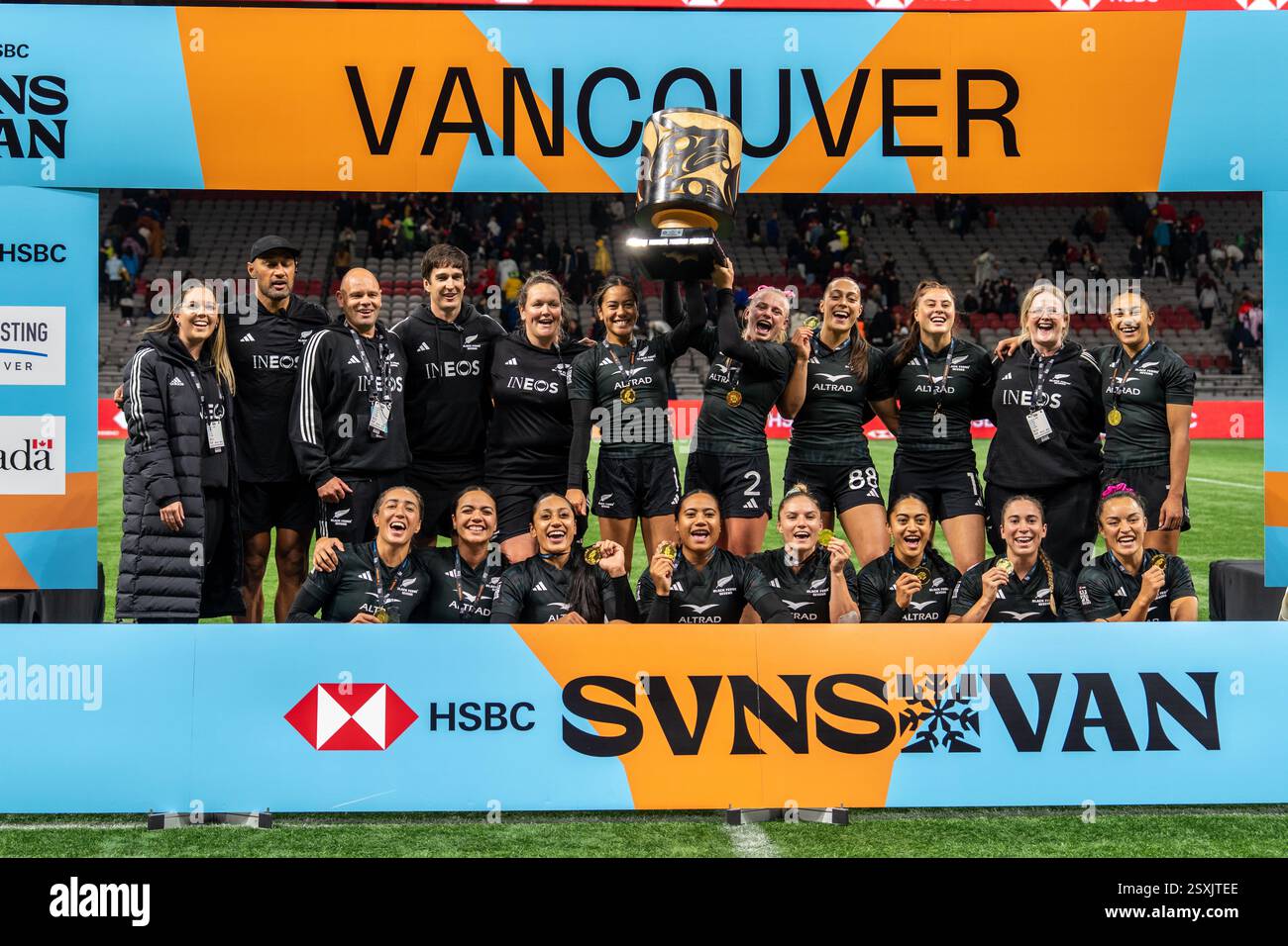 VANCOUVER, CANADA – 23 FEBBRAIO 2025: Foto di gruppo delle giocatrici di rugby neozelandesi dopo essersi assicurata la vittoria nella finale della HSBC SVNS Vancouver Rugby 7s Cup 2025 contro le Figi il giorno 3 al BC Place. Crediti: Joe ng/Alamy Live News Foto Stock