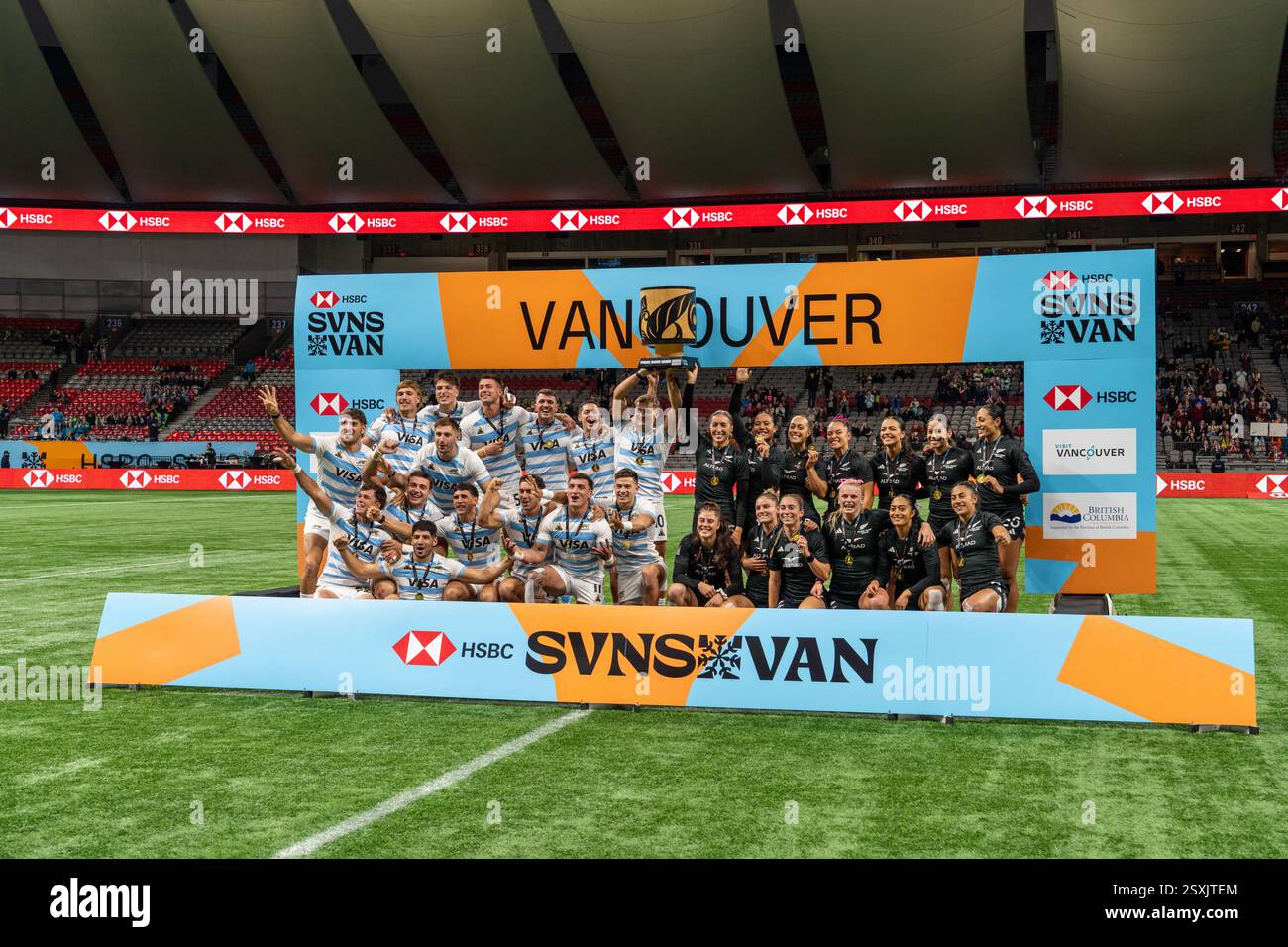 VANCOUVER, CANADA – 23 FEBBRAIO 2025: I giocatori argentini di rugby maschile e le giocatrici neozelandesi 2025 di rugby hanno scattato una foto di gruppo dopo essersi assicurati la vittoria nella finale della HSBC SVNS Vancouver Rugby 7s Cup del giorno 3 al BC Place. Crediti: Joe ng/Alamy Live News Foto Stock