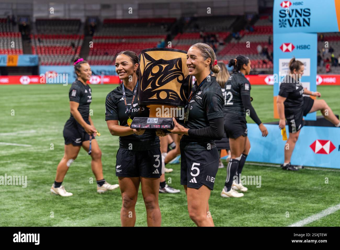 VANCOUVER, CANADA – 23 FEBBRAIO 2025: Le giocatrici di rugby neozelandesi STACEY WAAKA (L) e SARAH HIRINI (R) hanno scattato una foto con il trofeo dopo essersi assicurate la vittoria nella finale della HSBC SVNS Vancouver Rugby 7s Cup 2025 contro le Figi il giorno 3 al BC Place. Crediti: Joe ng/Alamy Live News Foto Stock