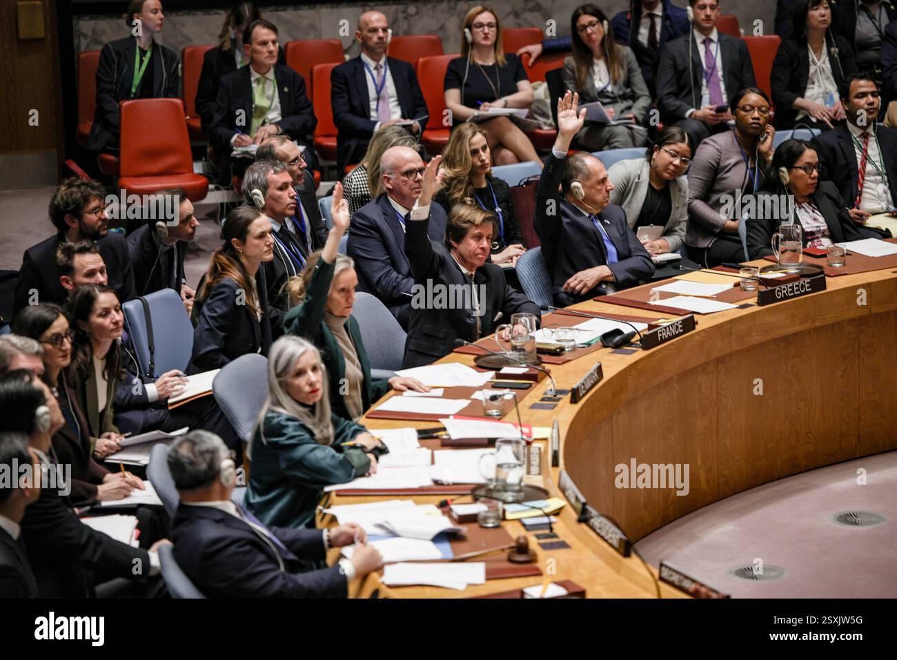 New York, New York, Stati Uniti. 24 febbraio 2025. Un'alzata di mano di Danimarca, Francia e Grecia in astensioni sulla risoluzione 2774 del Consiglio di sicurezza che implorava una rapida fine del conflitto e sollecita ulteriormente una pace duratura tra Ucraina e Federazione russa. Crediti: ZUMA Press, Inc./Alamy Live News Foto Stock