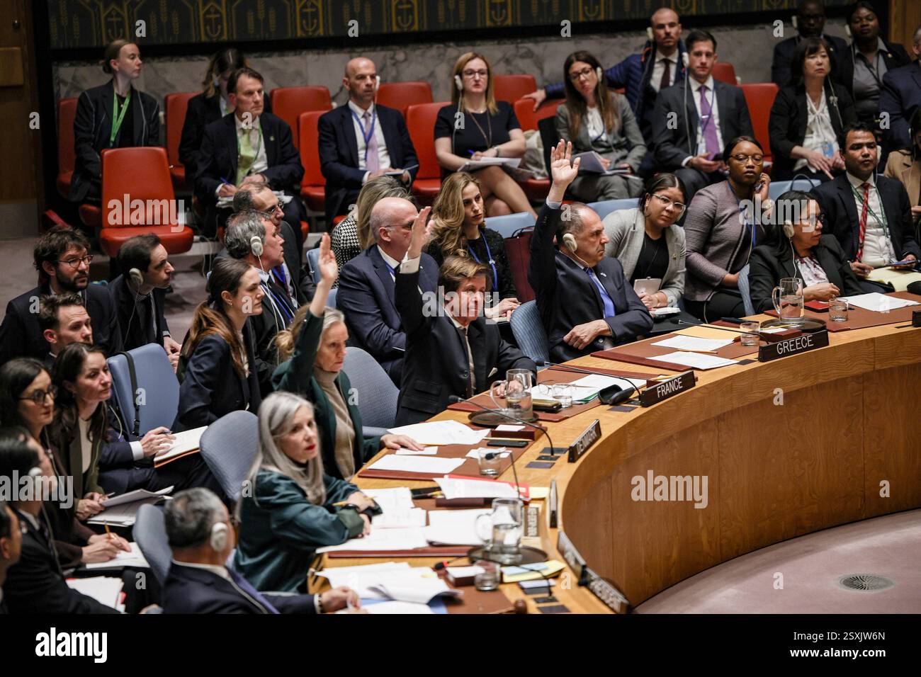 New York, New York, Stati Uniti. 24 febbraio 2025. Un'alzata di mano di Danimarca, Francia e Grecia in astensioni sulla risoluzione 2774 del Consiglio di sicurezza che implorava una rapida fine del conflitto e sollecita ulteriormente una pace duratura tra Ucraina e Federazione russa. Crediti: ZUMA Press, Inc./Alamy Live News Foto Stock