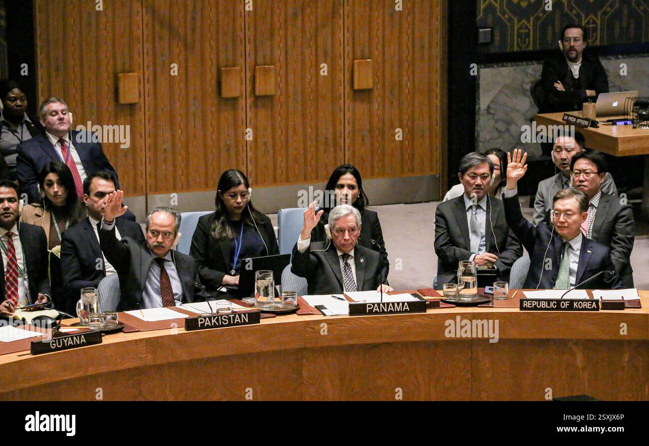New York, New York, Stati Uniti. 24 febbraio 2025. Come dimostrazione di voti di membri consenzienti che votano a favore della risoluzione 2774, il Consiglio di sicurezza implora di porre rapidamente fine al conflitto e sollecita ulteriormente una pace duratura tra l'Ucraina e la Federazione russa. Crediti: ZUMA Press, Inc./Alamy Live News Foto Stock