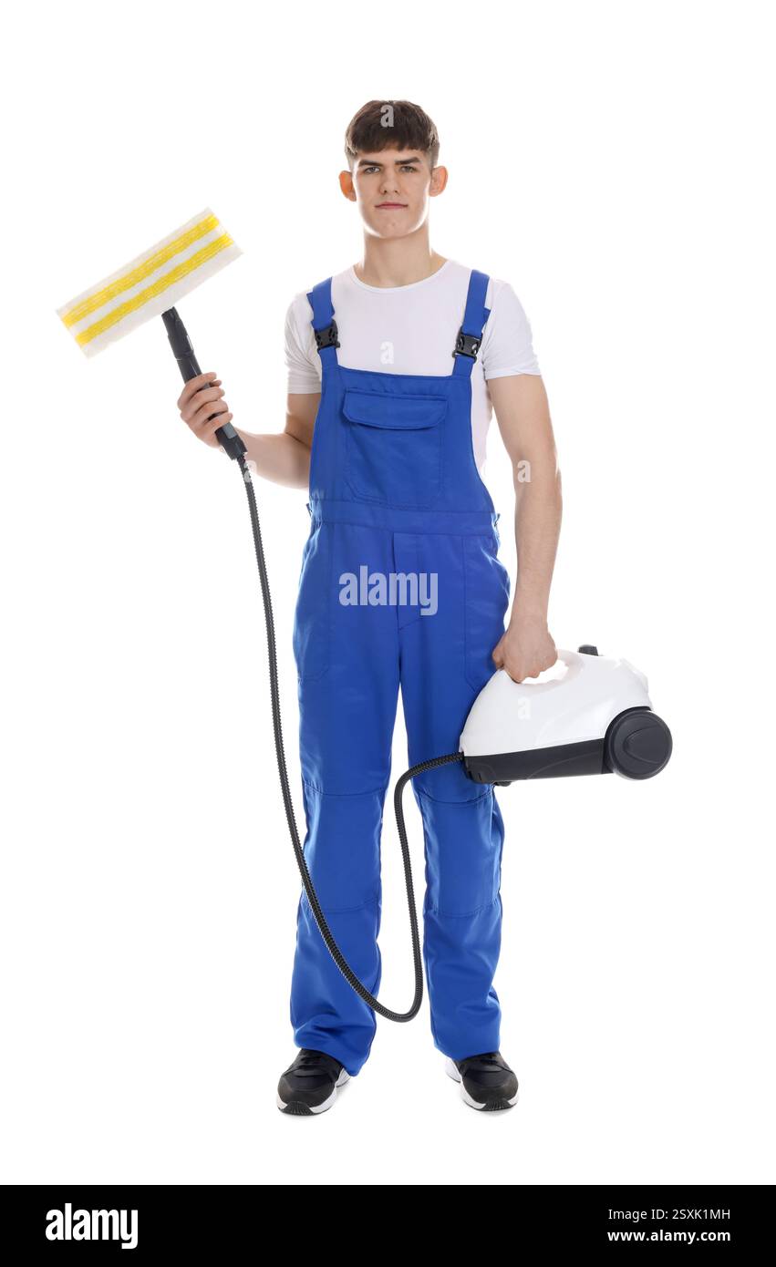 Addetto alla pulizia con pulitore a vapore su sfondo bianco Foto Stock