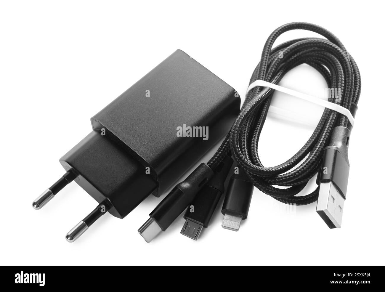 Adattatore di alimentazione USB e cavo di ricarica triplo isolato su bianco Foto Stock