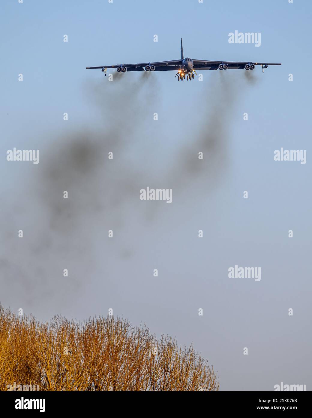 RAF Fairford, USAF B-52 Stratofortess atterra dopo una sortita. Foto Stock RAF Fairford, USAF B-52 Stratofortess atterra dopo una sortita. Foto Stock
