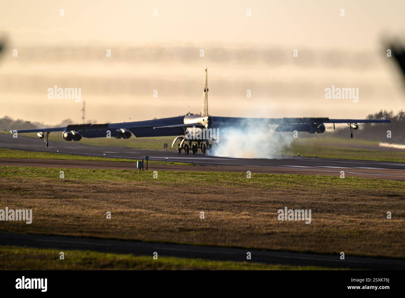 RAF Fairford, USAF B-52 Stratofortess atterra dopo una sortita. Foto Stock RAF Fairford, USAF B-52 Stratofortess atterra dopo una sortita. Foto Stock