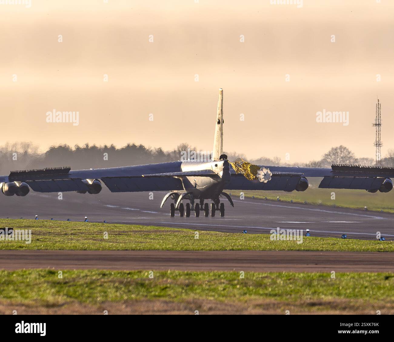RAF Fairford, USAF B-52 Stratofortess atterra dopo una sortita. Foto Stock RAF Fairford, USAF B-52 Stratofortess atterra dopo una sortita. Foto Stock