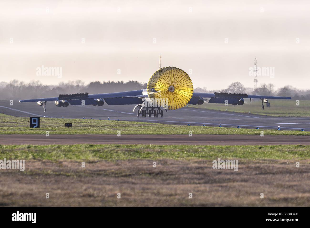 RAF Fairford, USAF B-52 Stratofortess atterra dopo una sortita. Foto Stock RAF Fairford, USAF B-52 Stratofortess atterra dopo una sortita. Foto Stock