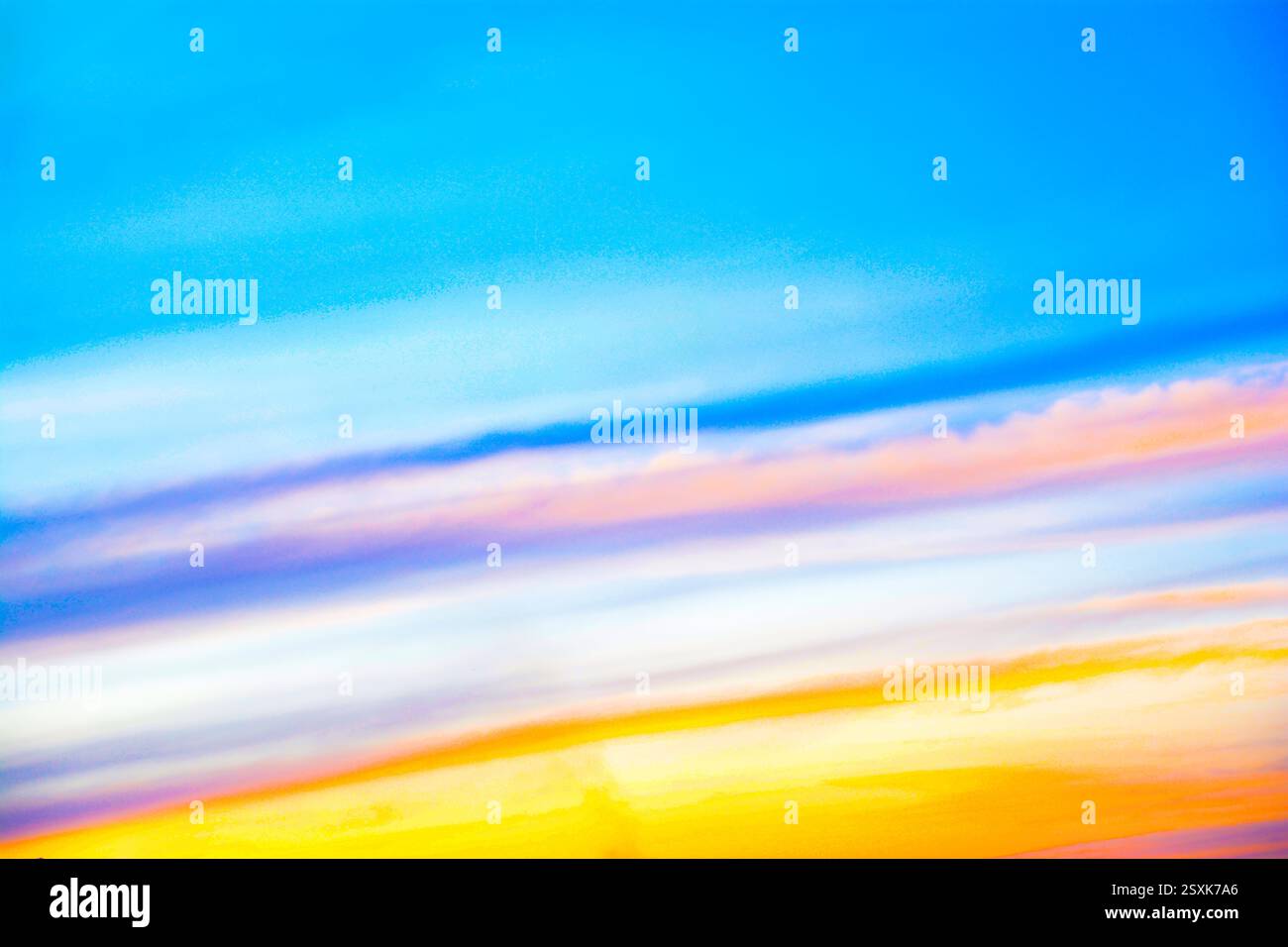 Cielo multicolore al tramonto. Cielo con colori diversi: Arancione, rosso, giallo, blu. Alba e cielo ardente. Foto Stock