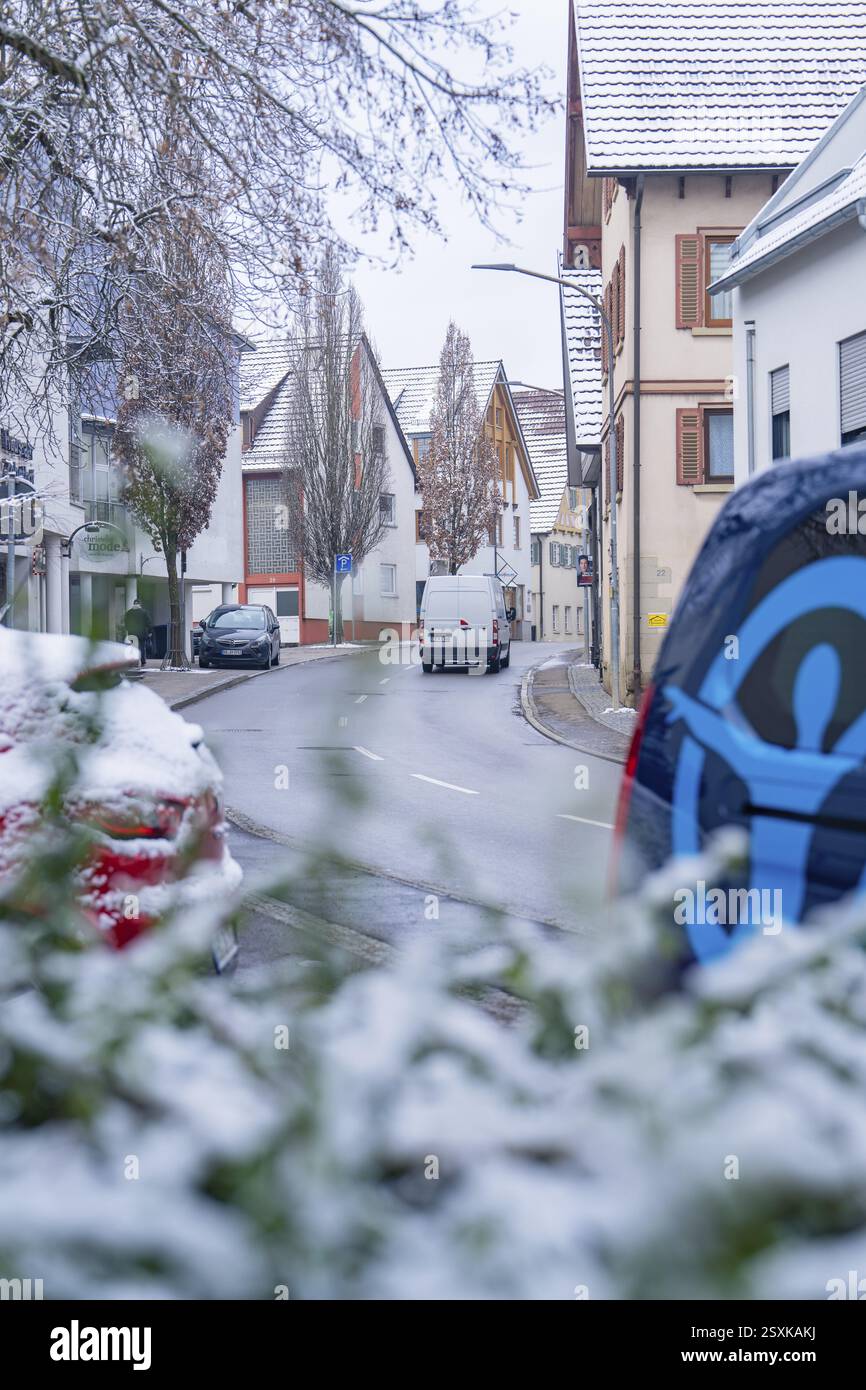 Strada innevata con auto ed edifici in inverno, Aidlingen, Boeblingen, Germania, Europa Foto Stock