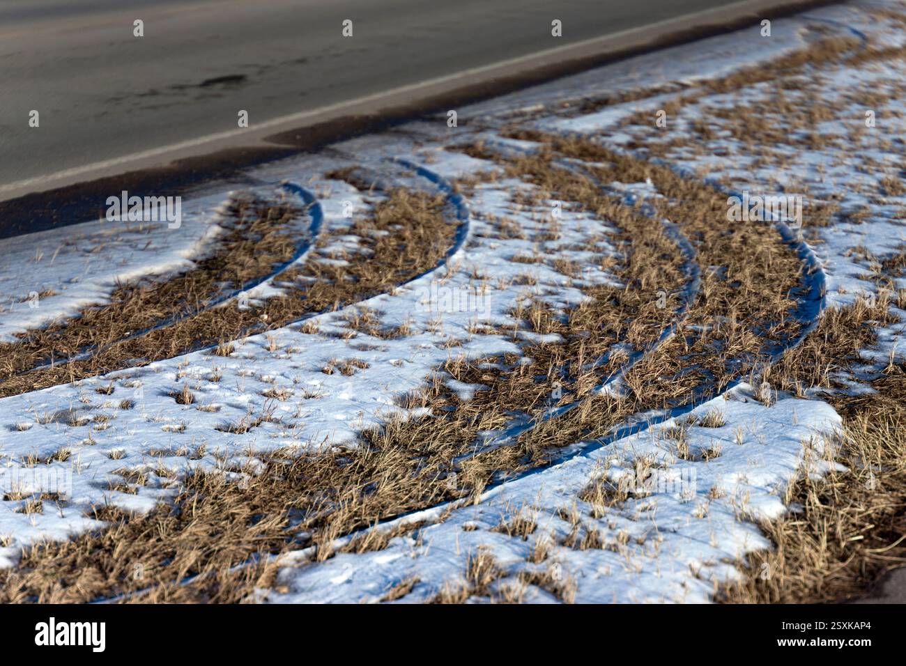 la slitta si traccia su un marciapiede coperto di neve e ghiaccio Foto Stock
