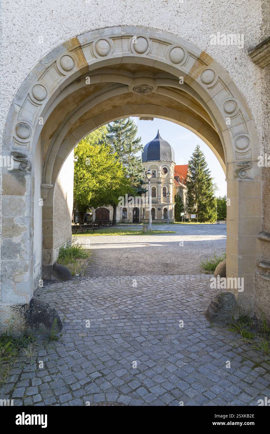 Arcata e vista sul cortile del castello, castello di Schoenfeld, distretto di Meissen, Sassonia, Germania, Europa Foto Stock