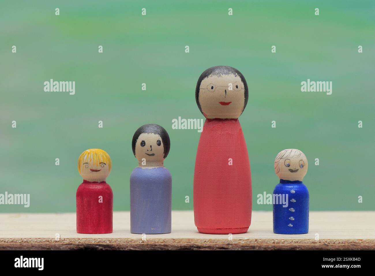 Vari coni di legno, grandi e piccoli, colorati, di fronte a uno sfondo dipinto, Renania settentrionale-Vestfalia, Germania, Europa Foto Stock Vari coni di legno, grandi e piccoli, colorati, di fronte a uno sfondo dipinto, Renania settentrionale-Vestfalia, Germania, Europa Foto Stock