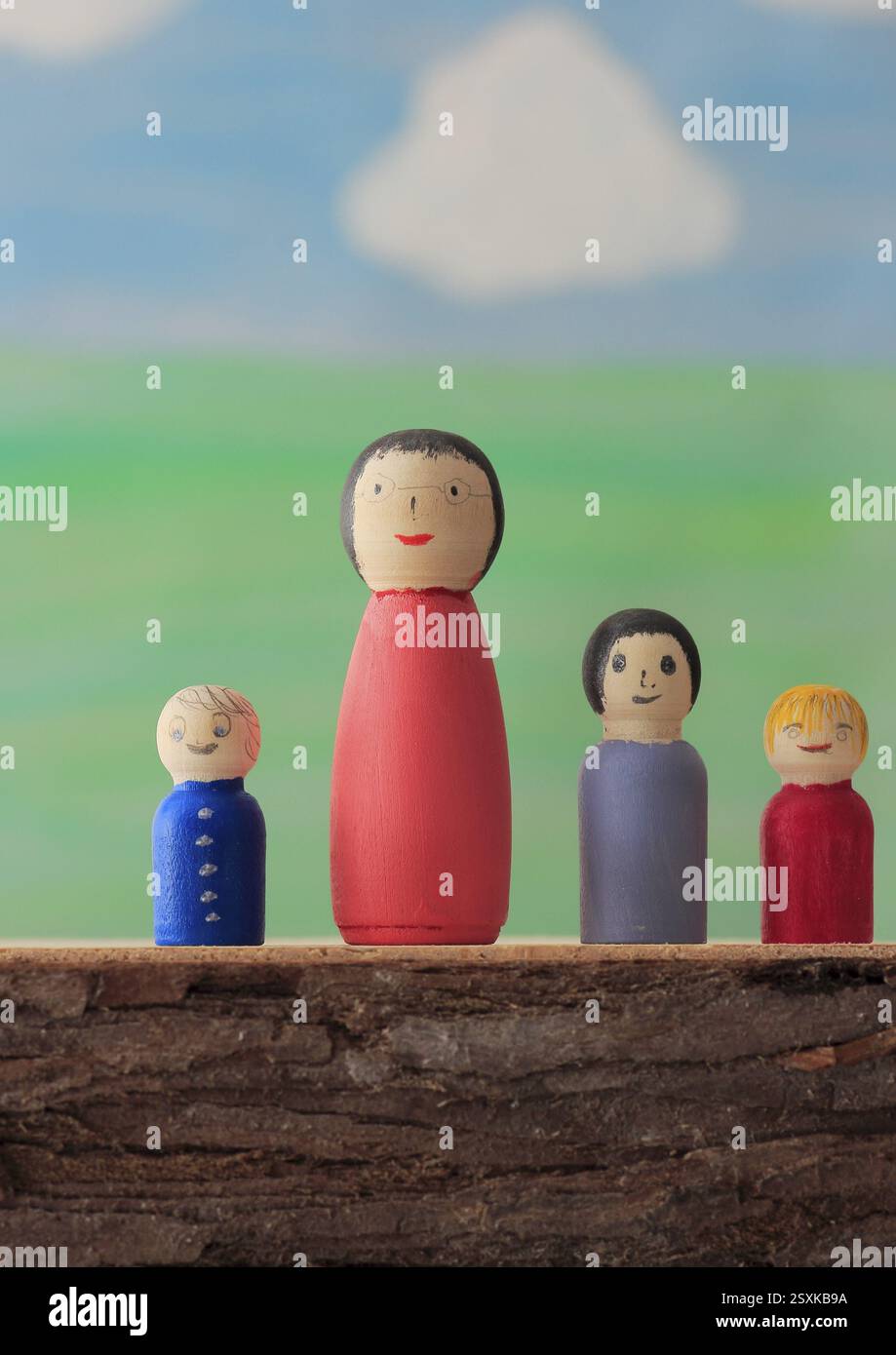 Vari coni di legno, grandi e piccoli, colorati, di fronte a uno sfondo dipinto, Renania settentrionale-Vestfalia, Germania, Europa Foto Stock Vari coni di legno, grandi e piccoli, colorati, di fronte a uno sfondo dipinto, Renania settentrionale-Vestfalia, Germania, Europa Foto Stock