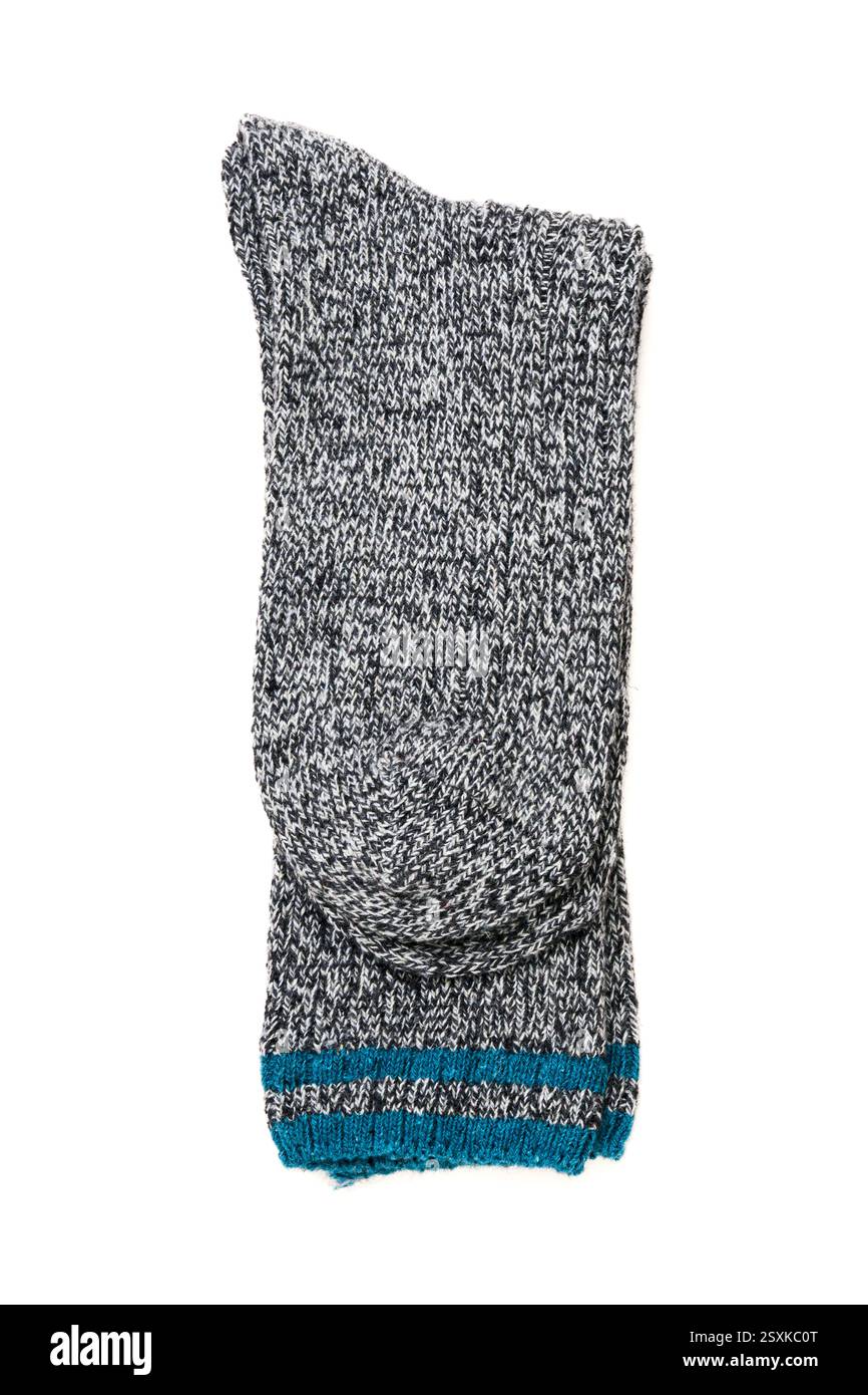 Vista dall'alto delle calze invernali in lana grigia su sfondo bianco Foto Stock