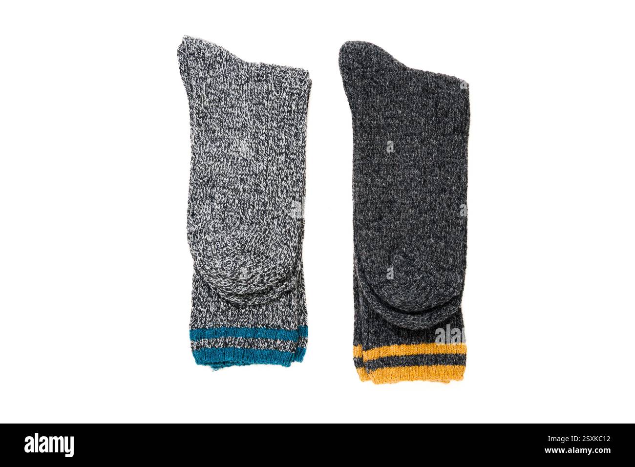 Vista dall'alto delle calze invernali in lana grigia su sfondo bianco Foto Stock
