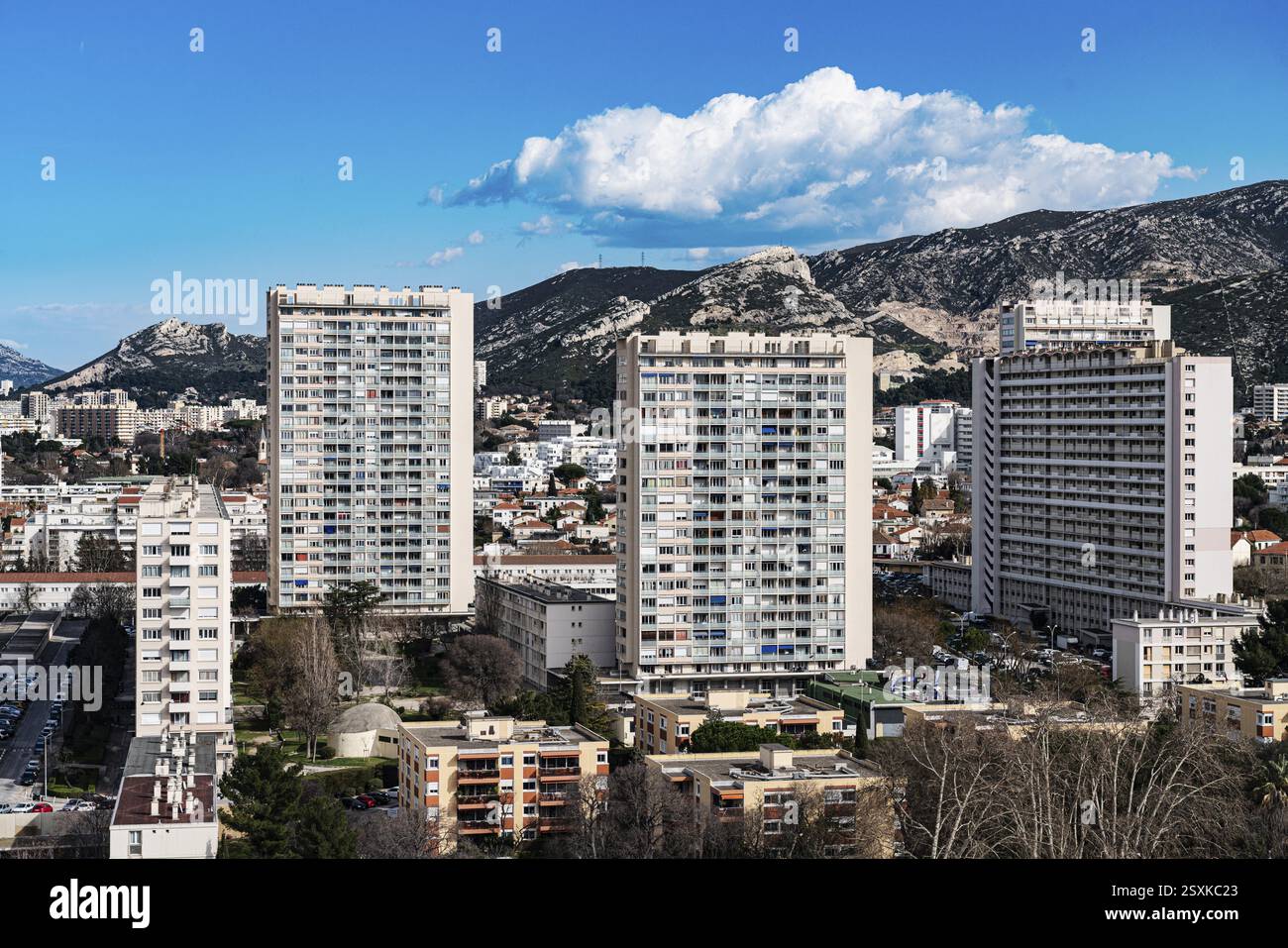 Veduta di edifici alti e di edifici residenziali alti, Marsiglia, Francia, Europa Foto Stock