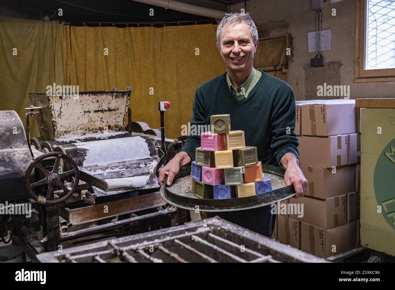 Proprietario della fabbrica di sapone Licorne con saponette, fabbrica di sapone Licorne, produttore di Savon de Marseille, Francia, Europa Foto Stock