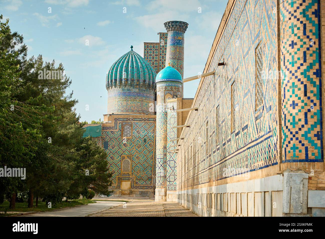 Splendida cupola blu e minareto con torri nel vecchio complesso pubblico di Registan nel cuore dell'antica città di Samarcanda, Uzbekistan. Turista e. Foto Stock