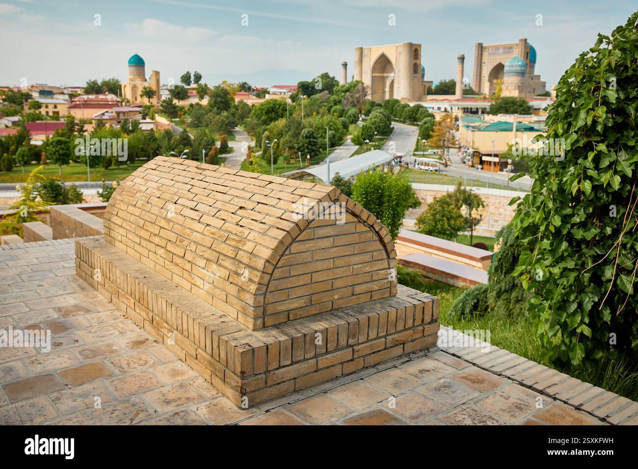 Vista del complesso della moschea Bibi Khanum dalla moschea Hazrat Khizr a Samarcanda in Uzbekistan Foto Stock