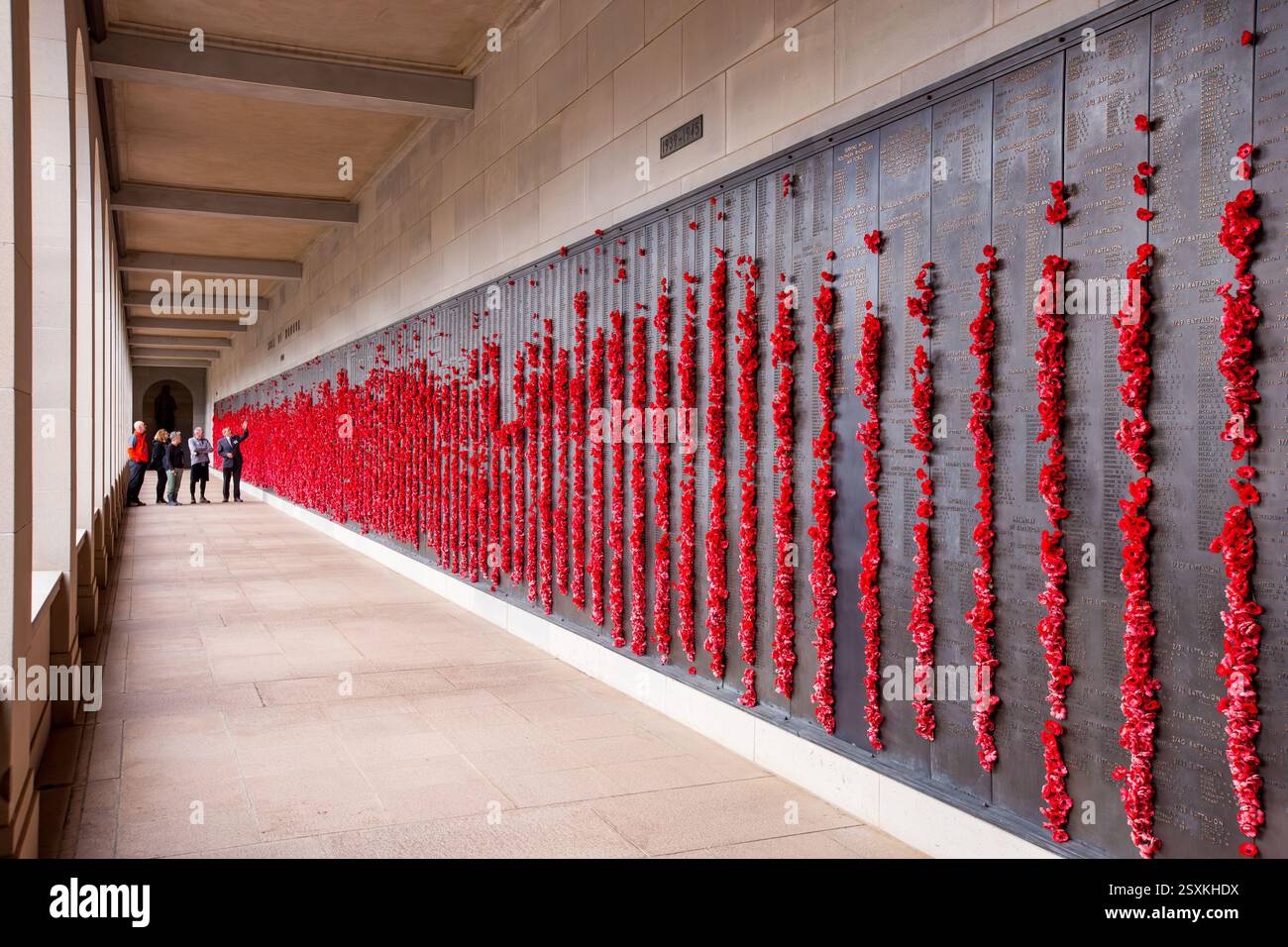 Il muro della memoria all'Australian National War Memorial, Canberra, Australia, è appeso a papaveri rossi Foto Stock