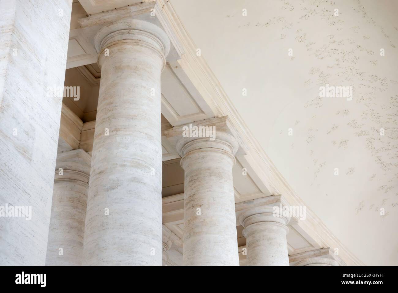 Primo piano di colonne e pilastri in marmo di travertino bianco a Roma, vicino alla città del Vaticano Foto Stock