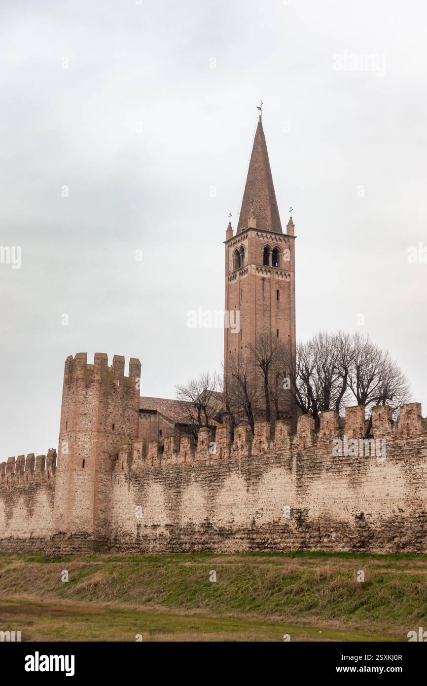 Mura del centro storico di Montagnana con Chiesa di San Francesco con campanile nella città medievale fortificata in inverno in giorno coperto Foto Stock