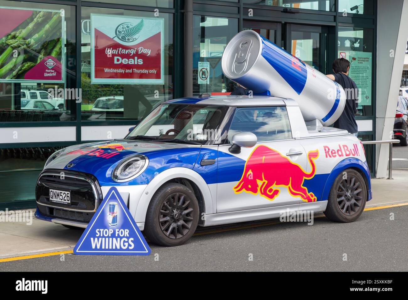 Un'auto Mini Cooper decorata per promuovere le bevande energetiche Red Bull Foto Stock