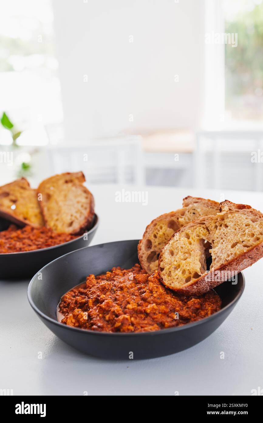 ragù di lenticchie tempeh con fette di pane tostato, ricette alimentari salutari Foto Stock ragù di lenticchie tempeh con fette di pane tostato, ricette alimentari salutari Foto Stock
