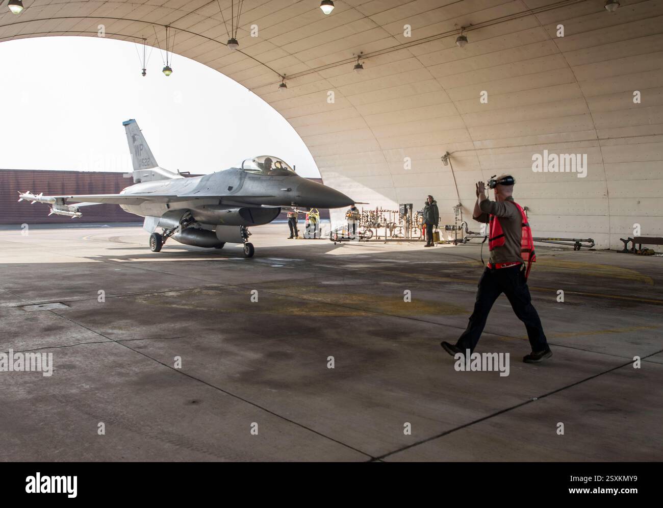 U.S. Air Force Airman 1st Class Kristopher Pearce, 36th Fighter Generation Squadron, comandante dell'equipaggio, sceriffo un F-16 Fighting Falcon presso Osan Air base, Rep Foto Stock