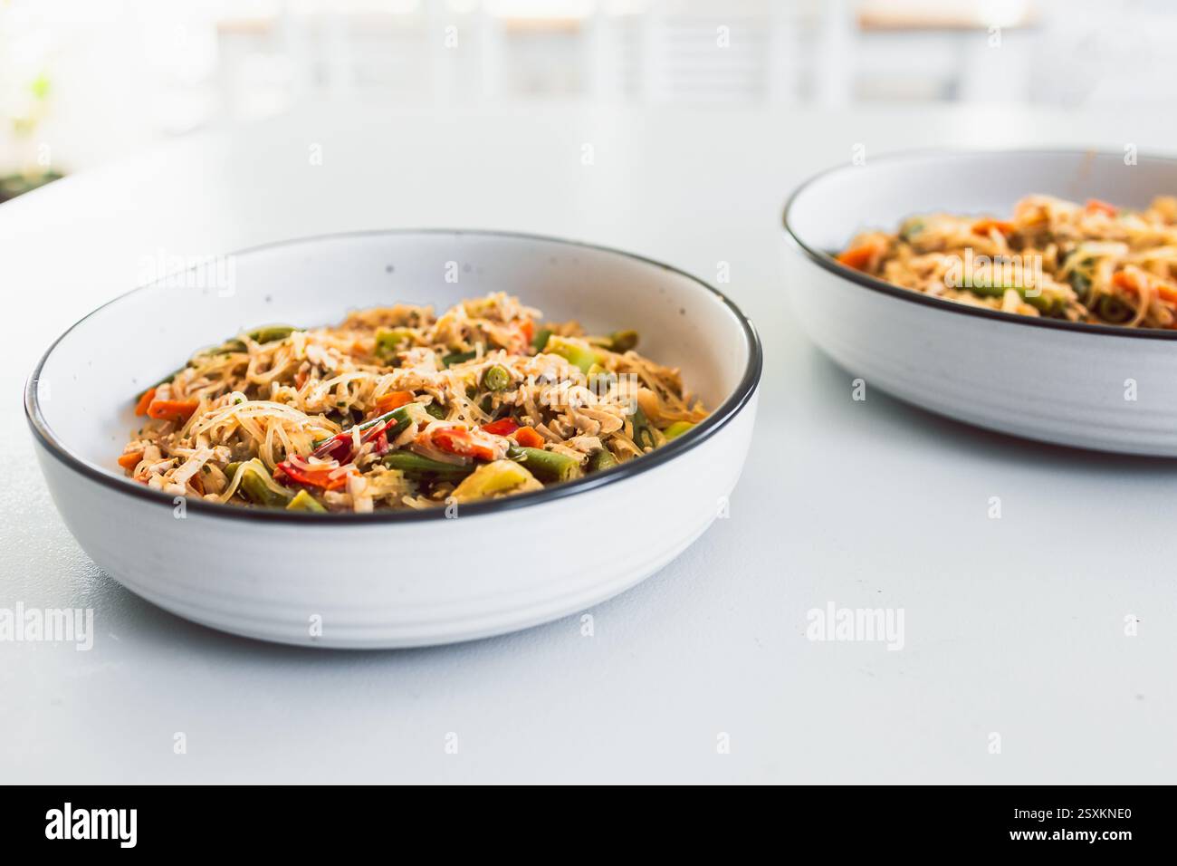 piatto di vermicelli satay a base vegetale con verdure e tofu, ricette alimentari sane Foto Stock piatto di vermicelli satay a base vegetale con verdure e tofu, ricette alimentari sane Foto Stock