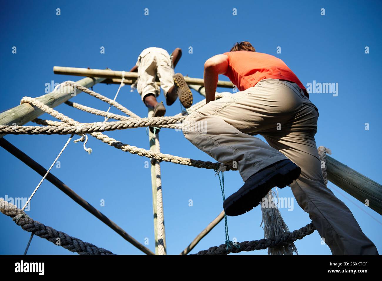 Fitness, bootcamp e arrampicata con uomini in natura per circuiti, sfide e esercitazioni da soldato. Campo di sopravvissuti, tattica da campo di battaglia e addestramento Foto Stock