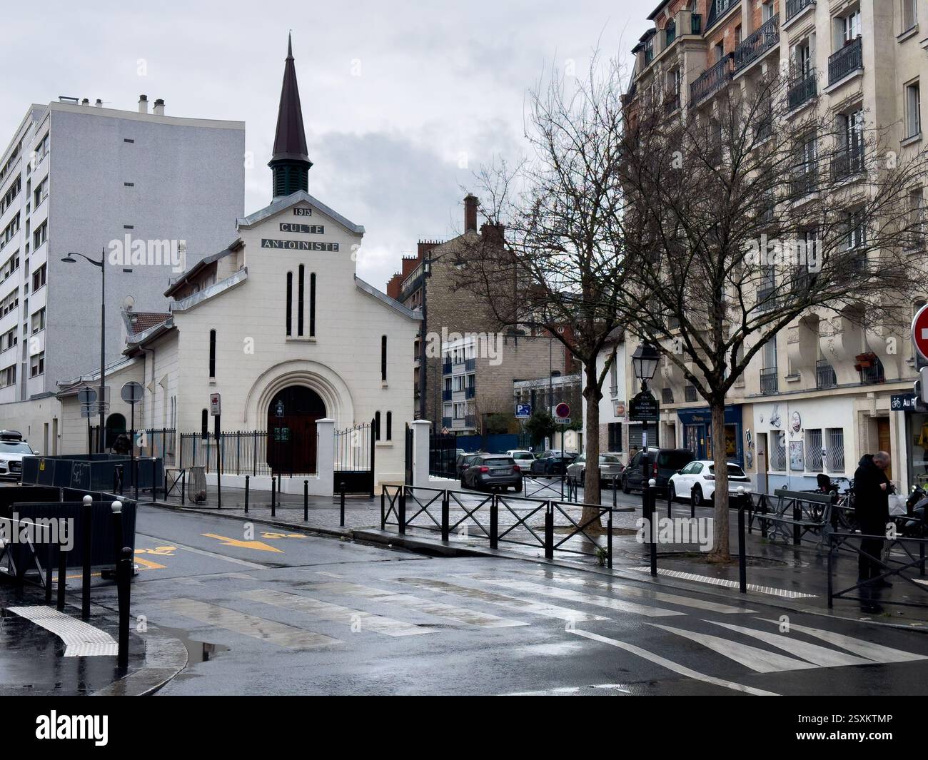 L'architettura storica incontra la vita moderna della città in una tranquilla strada parigina Foto Stock