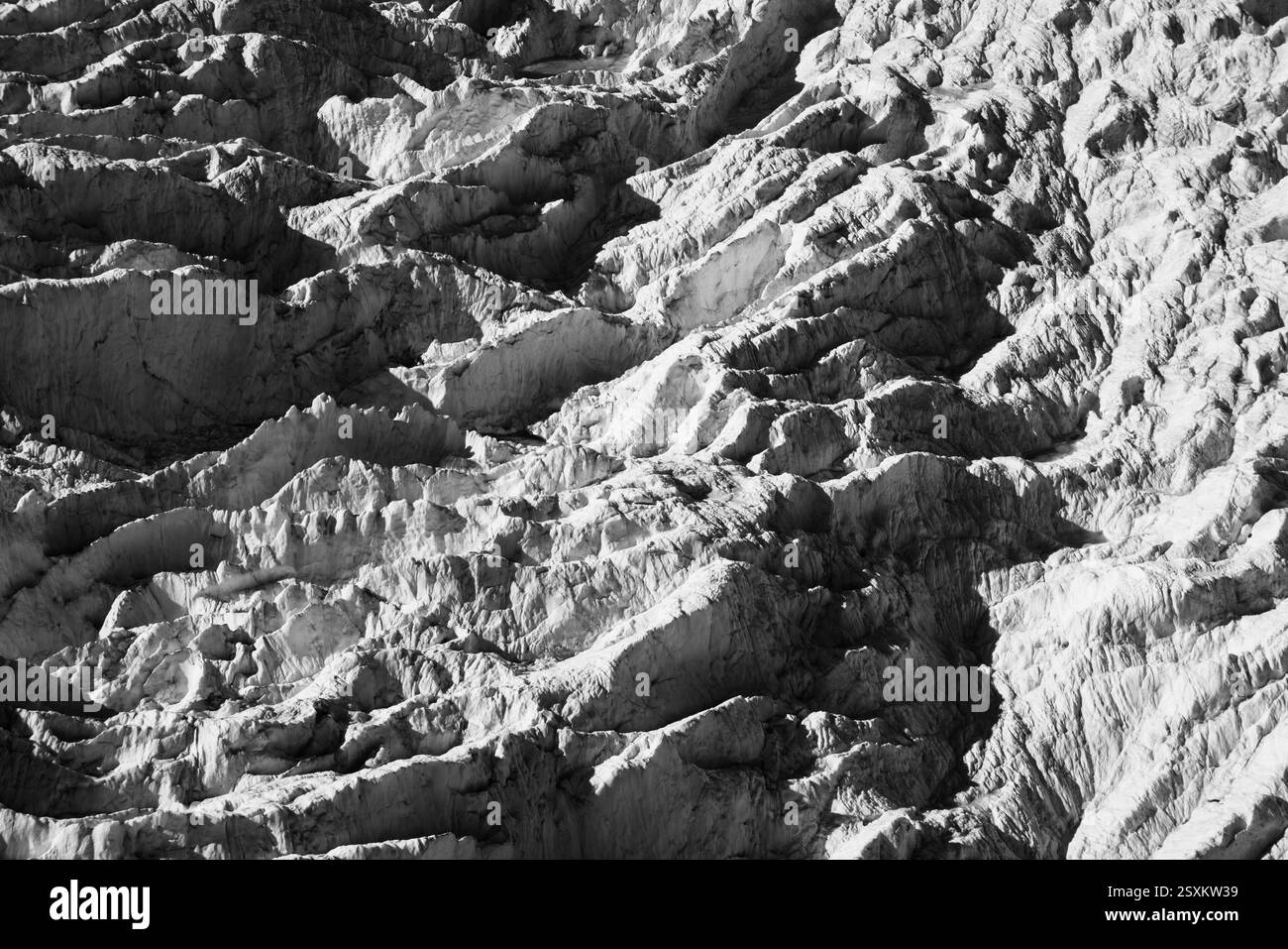 Sorvolando le vette innevate della catena montuosa delle alpi meridionali Foto Stock