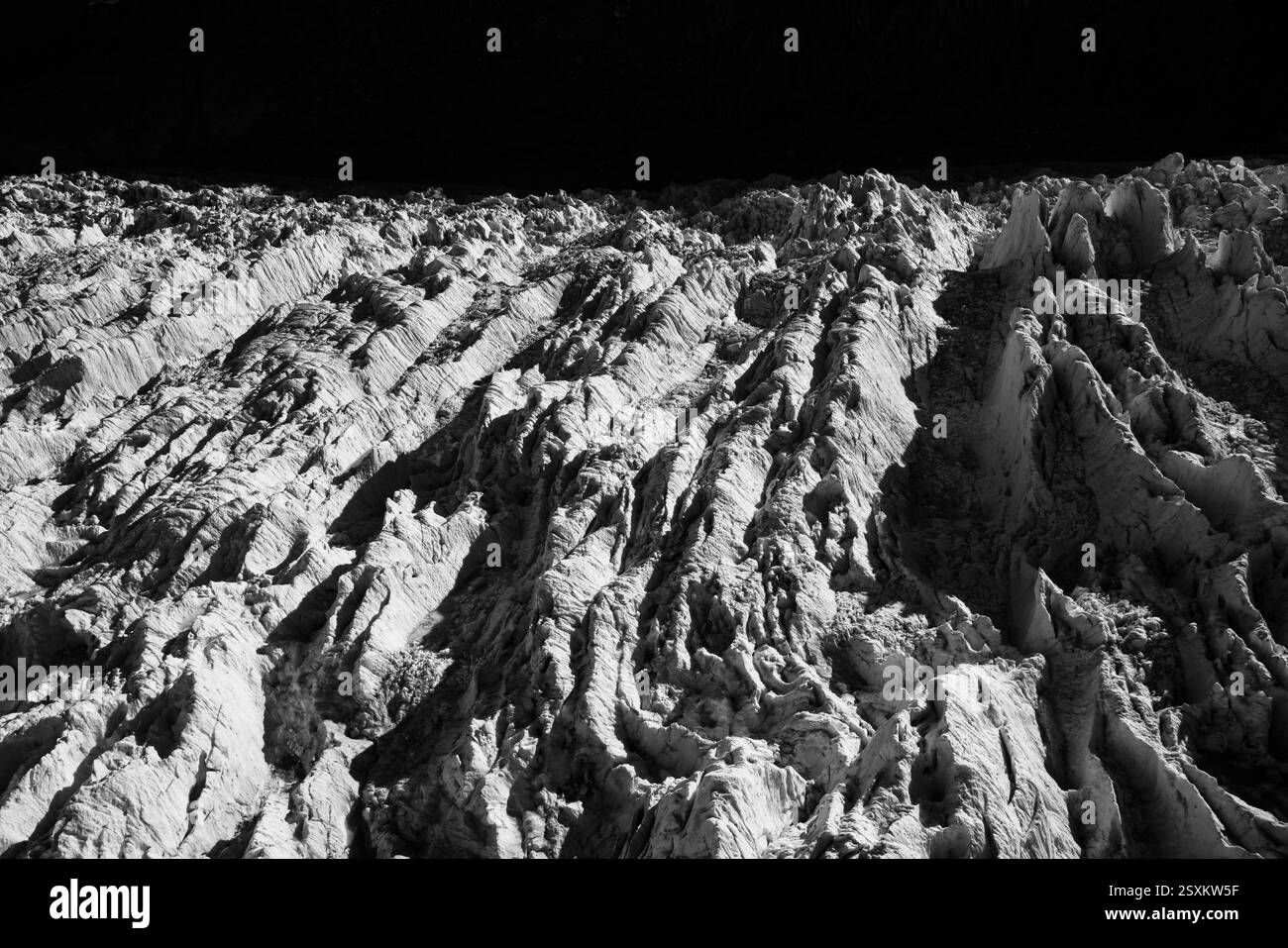 Sorvolando le vette innevate della catena montuosa delle alpi meridionali Foto Stock