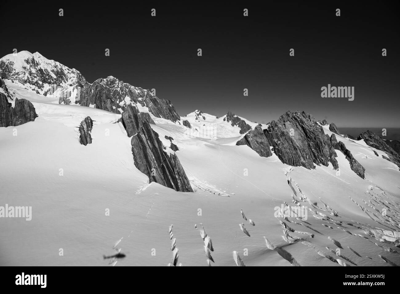 Sorvolando le vette innevate della catena montuosa delle alpi meridionali Foto Stock