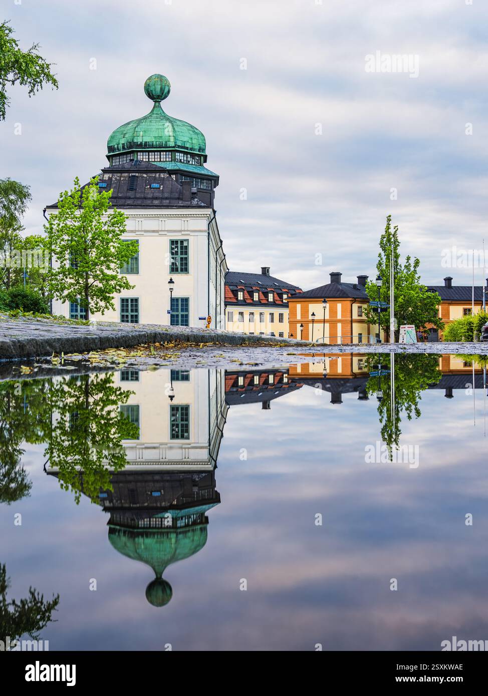 Le acque calme rispecchiano la splendida architettura degli edifici di Uppsala, creando una splendida miscela di natura e storia sotto un cielo nuvoloso, mettendo in mostra Foto Stock