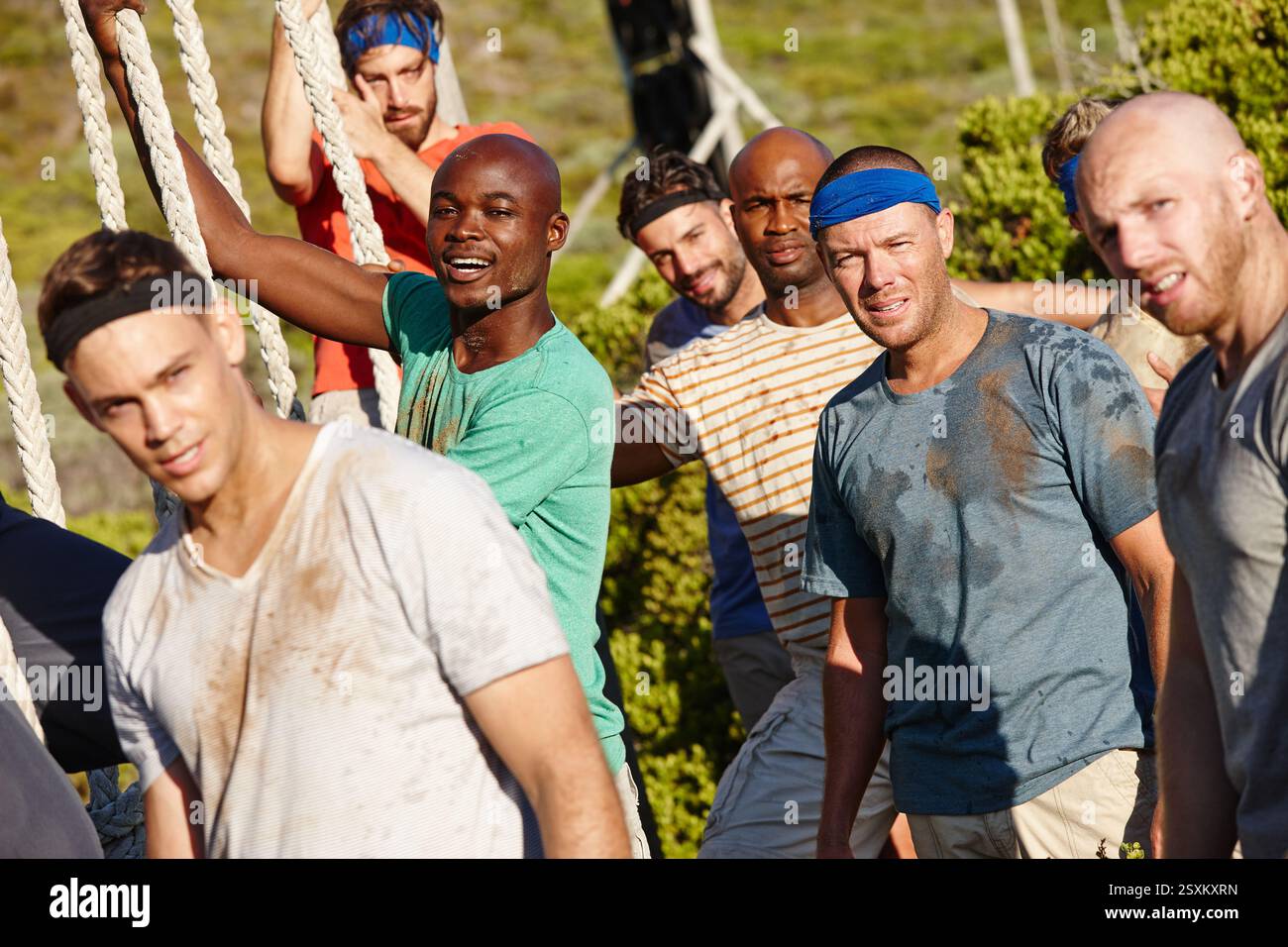 Fitness, bootcamp e ritratti con uomini in natura per circuito di allenamento, sfide e esercitazioni da soldato. Campo di sopravvissuti, tattica e campo di battaglia Foto Stock